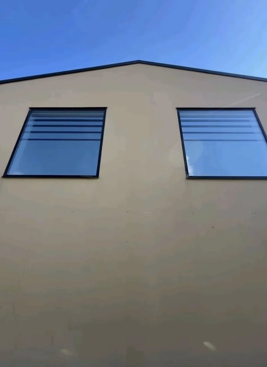Façade aux deux grandes fenêtres après intervention
