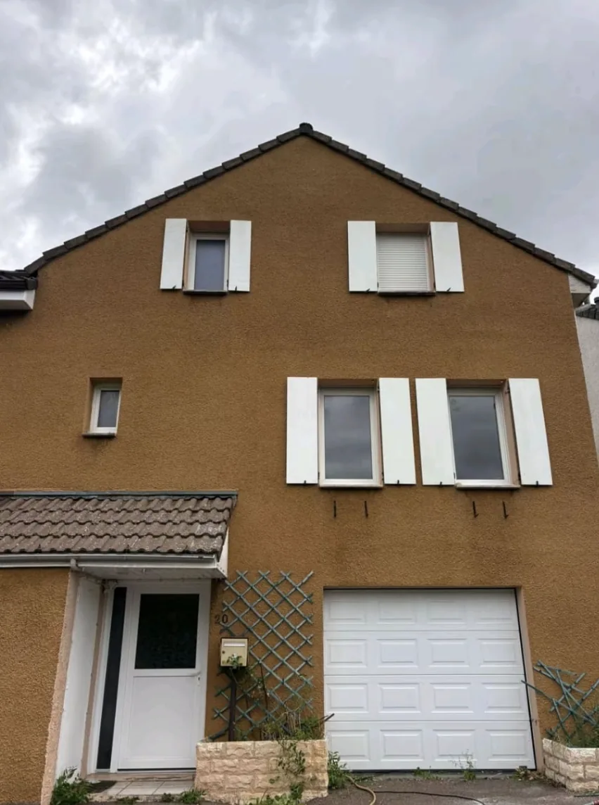Façade et volets blancs après intervention