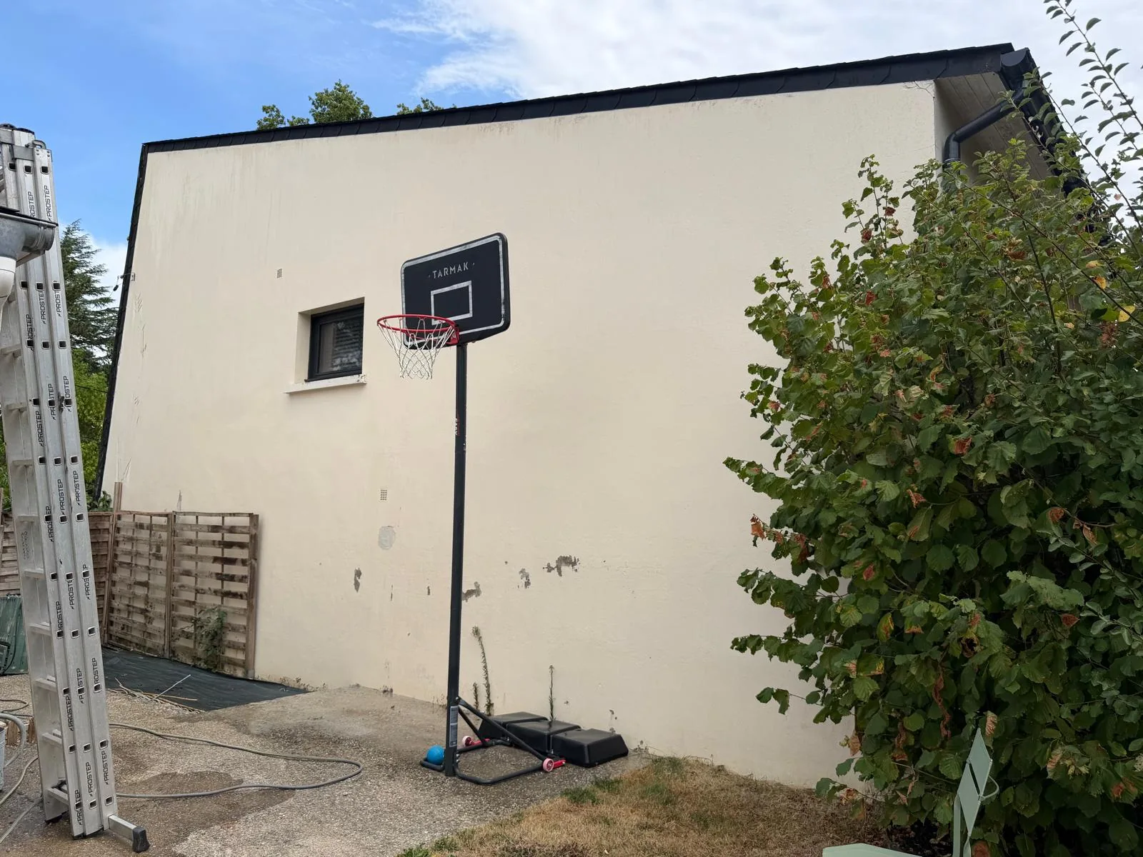 Façade avec panier de basket après nettoyage