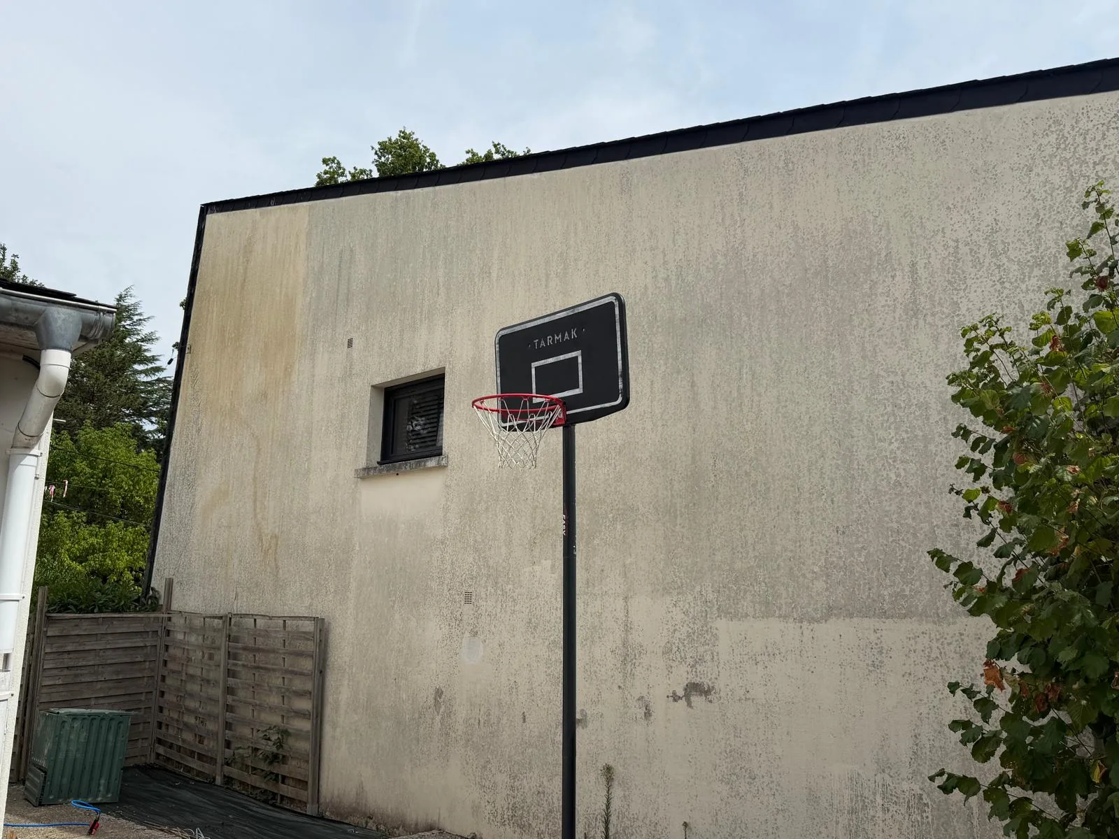 Salissures sur la façade avec panier de basket avant nettoyage