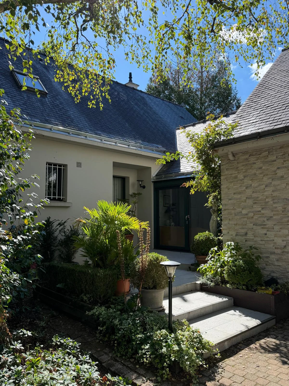 Vue d’ensemble côté jardin après les travaux en bas de toiture