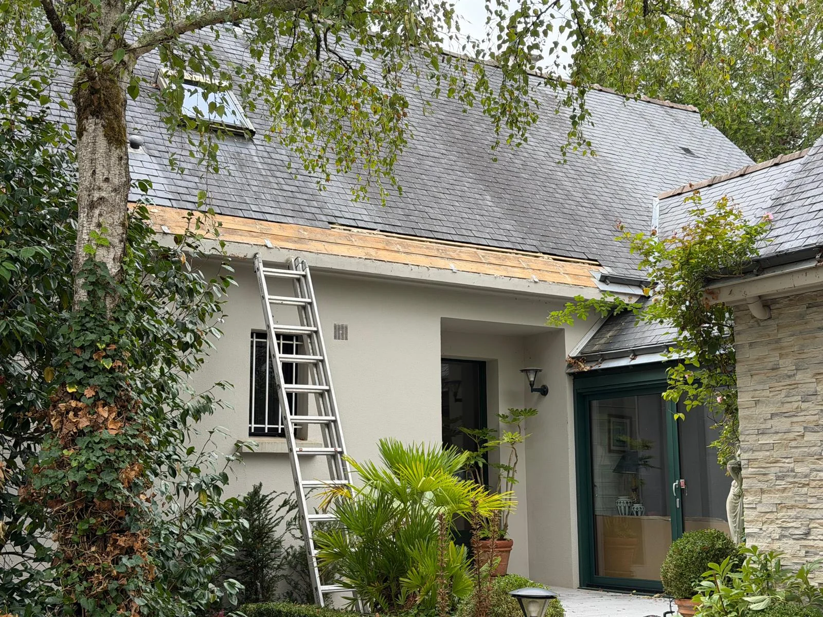 Bas de toiture ouvert côté jardin pendant l’intervention